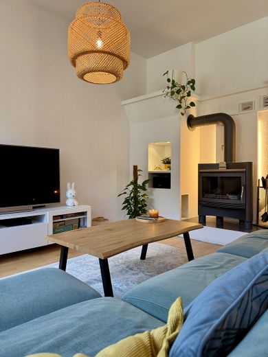 Maisonette de estilo antiguo inundada de luz, con chimenea, aire acondicionado y un ambiente residencial tranquilo – Wohnzimmer - Couch mit Kamin