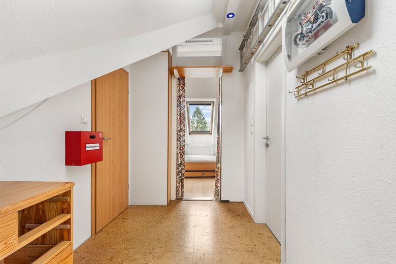 Maisonettewohnung mit ca. 138 qm Wohn-/Nutzfläche &amp; Garage in ruhiger Anliegerstraße von Oldenfelde – Diele Spitzboden