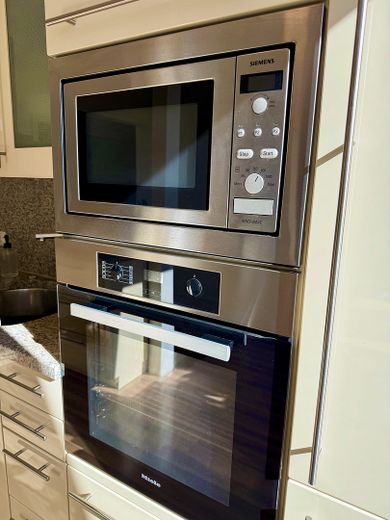 Maisonette de estilo antiguo inundada de luz, con chimenea, aire acondicionado y un ambiente residencial tranquilo – Küche - Mikrowelle & Backofen