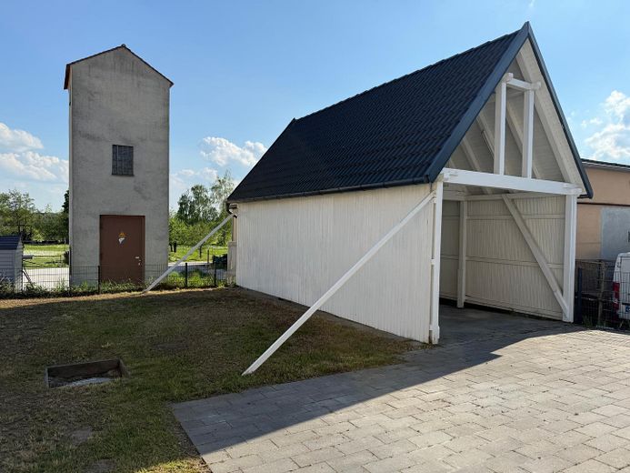 Modernisiertes Einfamilienhaus mit separatem Wohnbereich und großem Garten in Lonnerstadt – Carport 2