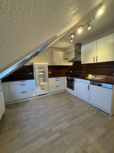 Apartamento abuhardillado de 3 habitaciones en Leinach – Küche