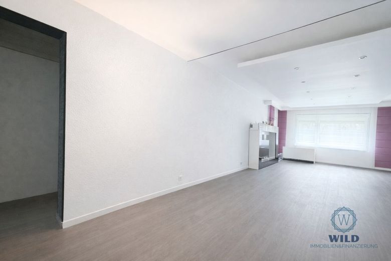 Charmante 3-Zimmer-Wohnung mit Balkon und Blick ins Grüne und Hobbyraum in Saarlouis – Wohnzimmer