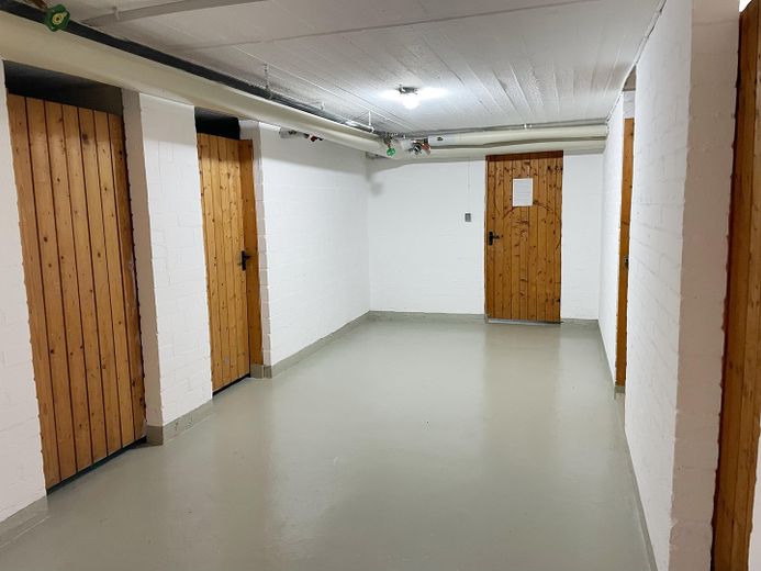 Provisionsfrei: Lichtdurchflutete 4-Zimmer-Eigentumswohnung mit Westbalkon in grüner Bestlage – Keller-Vorraum