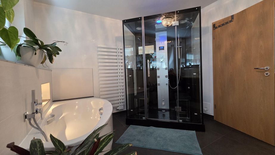 Élégante maison individuelle avec logement indépendant – Badzimmer