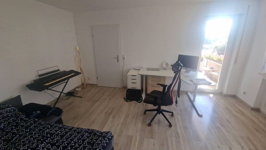 Preis verhandelbar: Helle, kurzfristig bezugsfreie 4,5-Zi.-Wohnung in Top-Lage von Laupheim-Süd – Wohnzimmer