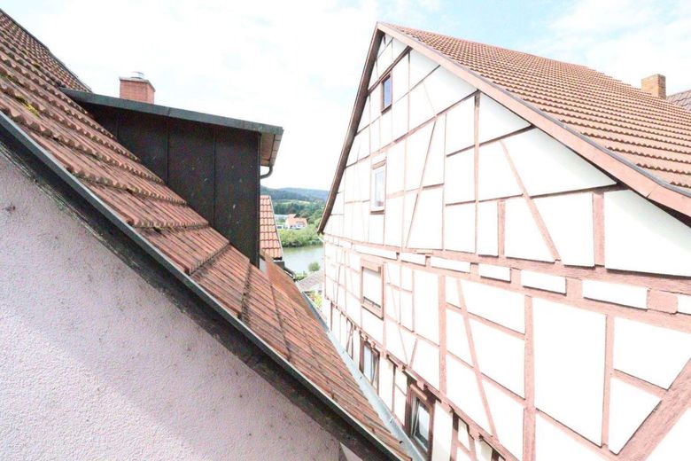 WRS Immobilien - Freudenberg - direkt im Zentrum + am Main - saniertes EFH mit Einzelgarage – Blick auf den Main - vom Balkon