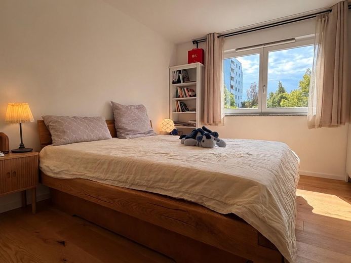 Provisionsfrei: Lichtdurchflutete 4-Zi.-Wohnung, moderner EBK & Loggia nahe U-Bahn / Panzerwiese – Schlafzimmer