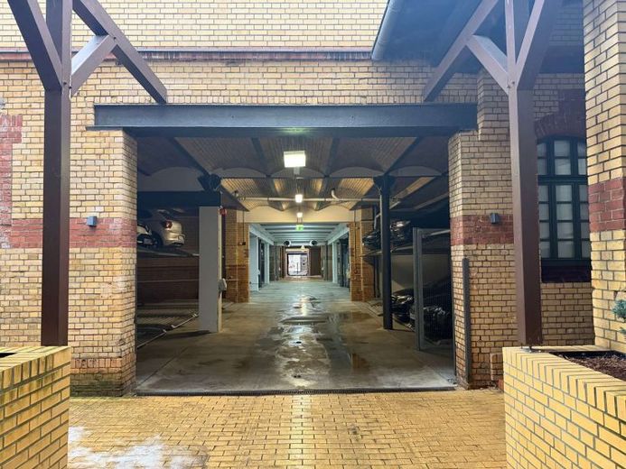 Tiefgaragenstellplatz in zentraler Lage im Waldstraßenviertel – Foto 1