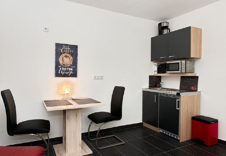 Nett eingerichtetes Apartment mit reizvollem Garten-/Terrassensitzplatz, gute Lage, Internetzugang – 4ae2ebf4cfcd349868d2f9109d1e695713c43cd4.jpg