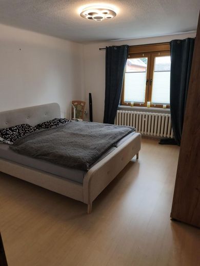 سعادة عائلية مُعتنى بها جيدًا مع 5 غرف وحديقة واسعة في هالدنسليبن – Schlafzimmer Blick Richtung Bett