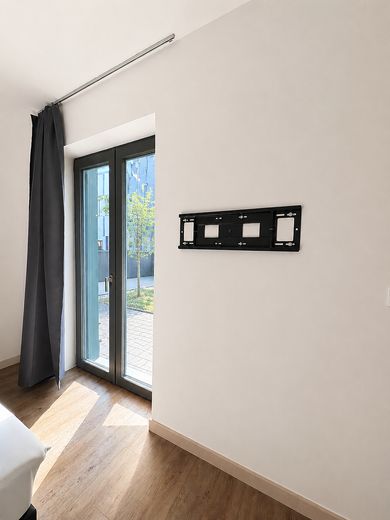 Möbliertes & modernes Apartment mit All-In-Miete – Blick Richtung Schlafbereich 