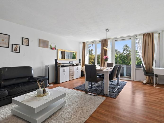 Schöne Aussichten: 4- Zimmer Wohnung mit großem Balkon, Stellplatz und EBK – Foto 1
