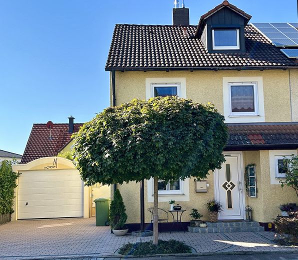 Vorderansicht mit Garage1
