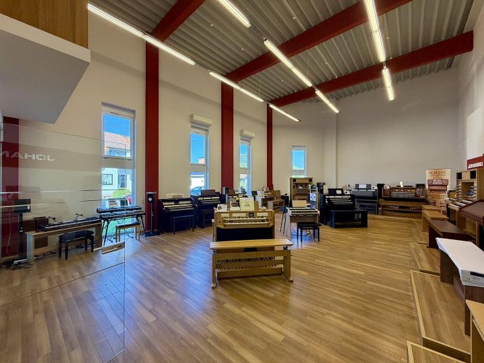 Immobile commerciale polivalente con showroom, capannone e unità abitativa a Heusenstamm – Hoher Ausstellungsraum EG