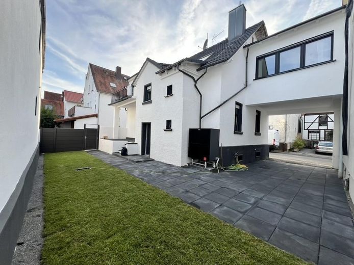 Provisionsfrei und sofort bezugsfertig: Renoviertes EFH mit Garten – Garten und Hof