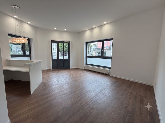 Ihre neue Visitenkarte in Osnabrück: Renovierte 158 m² Bürofläche mit exzellenter Außenwirkung – einladender Empfangsbereich