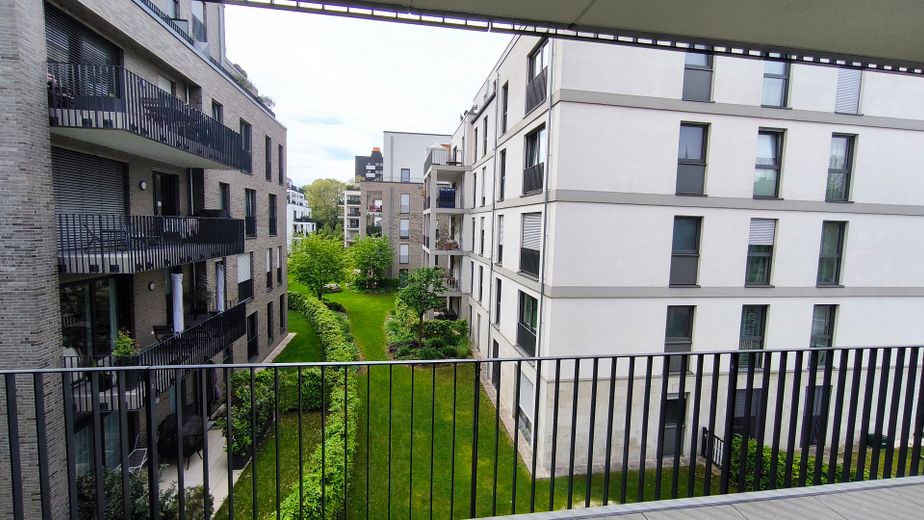 Großzügige 3 Zimmer Wohnung zentral Wiesbaden / 2 Bäder + Tiefgaragenstellplatz / Wilhelms IX – Blick aus dem Balkon