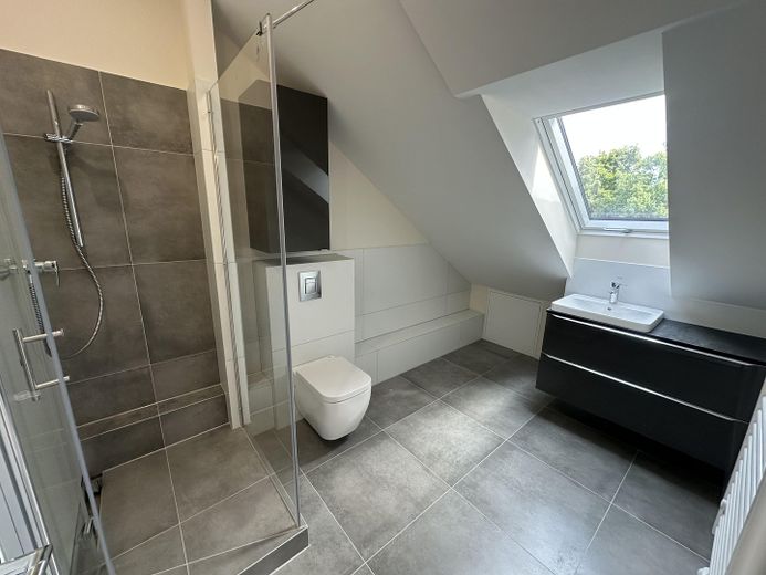 Provisionsfreie Neubau-Dachgeschosswohnung–Erstbezug, hochwert. Ausstattung, 5 Min. Bhf Köpenick – Bad