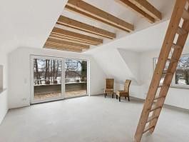 Wohnzimmer offener Dachstuhl