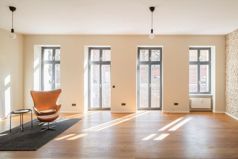 Emplacement exceptionnel à Kreuzberg : Graefestraße 80, superbe appartement de 4,5 pièces disponible immédiatement ! – WZ-Fensterfront für Tageslicht