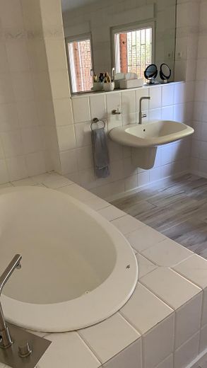 Bad/WC (EG)