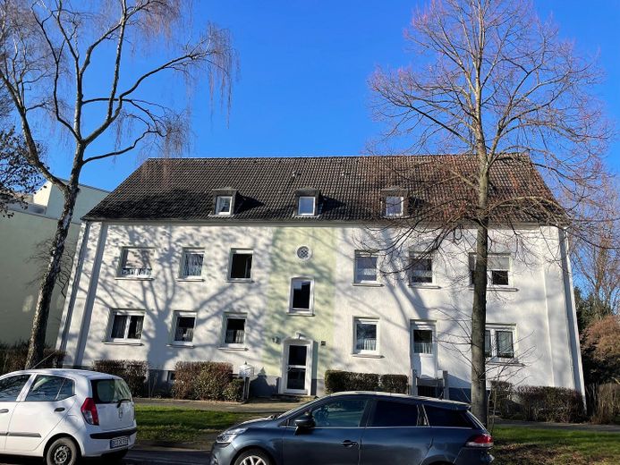 Midden in Altenbochum – vriendelijke 3-kamer zolderwoning in rustige ligging met eigen park – Vorderansicht