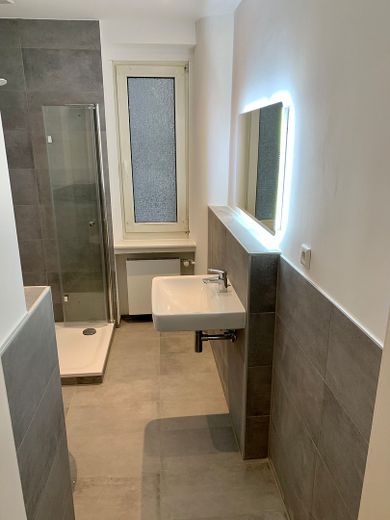 شقة بمساحة 99 مترًا مربعًا مجددة بالكامل مع مطبخ مُركّب، للسكن لأول مرة، بما في ذلك مطبخ مُركّب جديد – الصورة 8