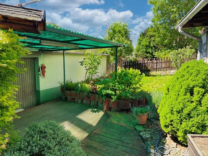 ***Bakımlı bahçesi ve dört garajı olan şehir evi - potansiyeliyle nadir fırsat – Fotoğraf 1