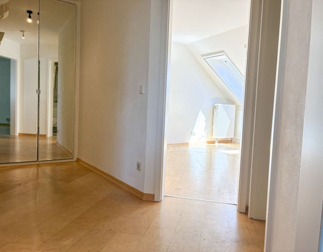 Grüner Ausblick statt grauer Alltag-Erbpacht! – Flur mit Spiegelschrank