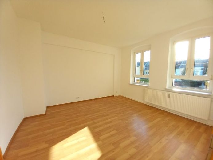 Lichtdurchflutete 4-Zimmer Wohnung im ersten OG nahe Simmel in Glauchau – Foto 1