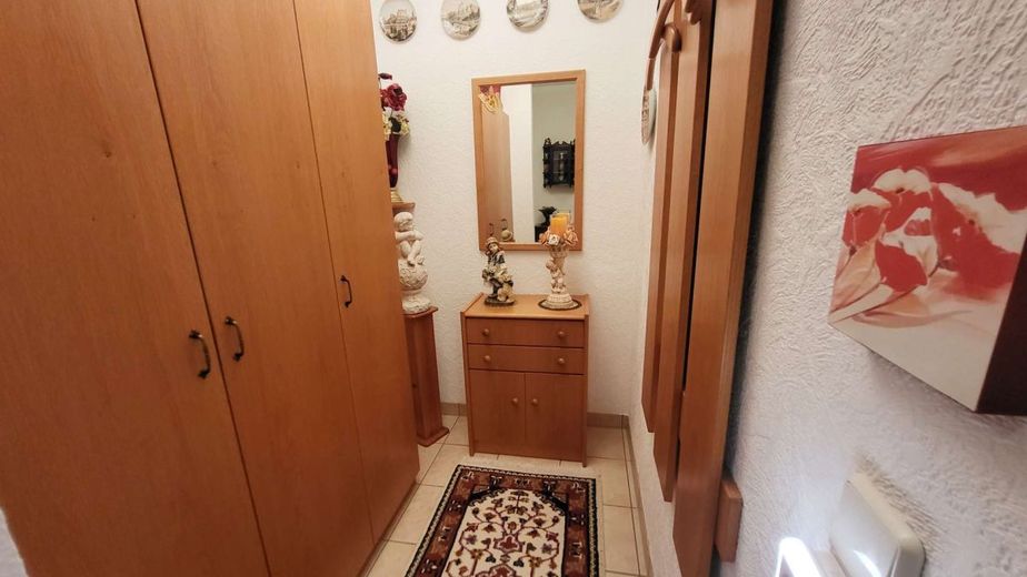 Gepflegte Doppelhaushälfte mit nordischem Flair – Flur - Garderobe mit großem Schrank EG