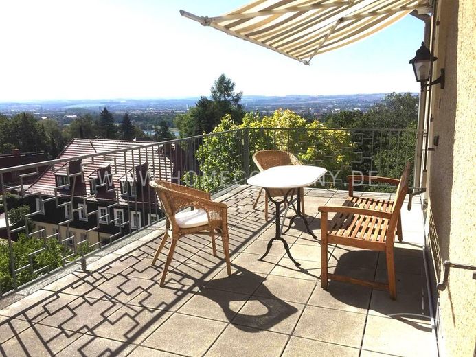20330G HomeCompany Dresden Möbliert/Furnished 2-Zimmer Apartment mit phantastischer Aussicht über die Stadt am Loschwitzer Elbhang, grosse Dachterrasse max. 2 Personen – 96e8db4313ad329a513f040af18e5c90f0de5a6d.jpg
