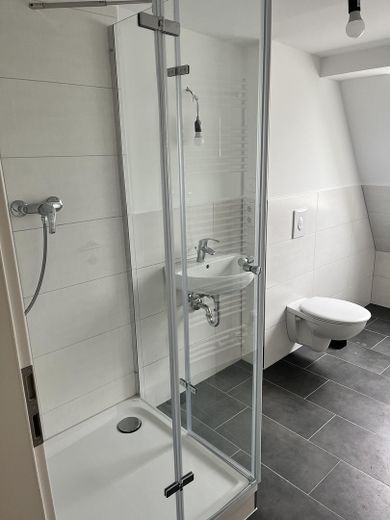 Dachgeschosswohnung Dietzgenstraße 93 – Bad