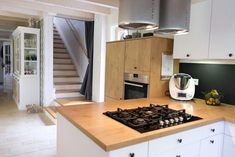 Küche mit Vollholztreppe