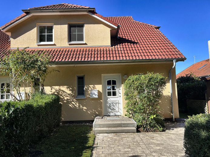 DHH-Juwel 90 qm mit Ostsee-Blick und Naturstrand – Vorderansicht