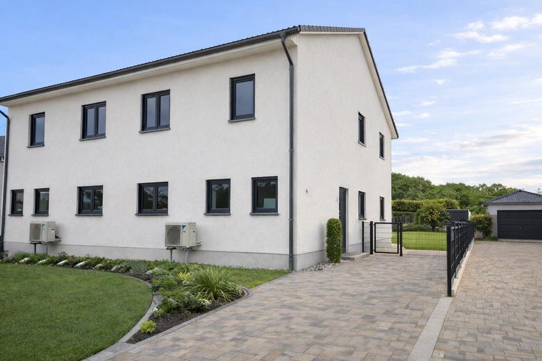 Häuschen im Grünen – Straßenanschict