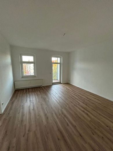 Großzügige und vermietete 2-Zi. mit EBK, 2xBalkon und Laminat in zentraler Lage – PHOTO-2024-10-28-16-12-22_1