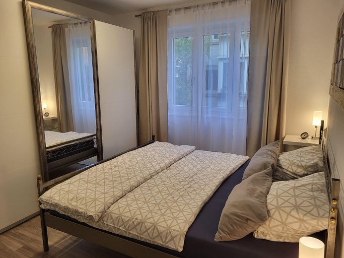 Volledig gemeubileerd 2,5-kamerappartement met balkon en inbouwkeuken in Stuttgart-West – Schlafzimmer