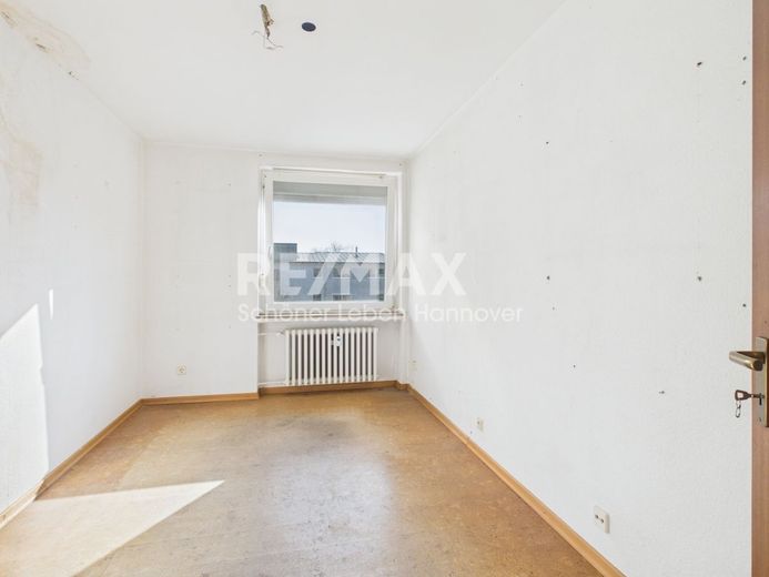 *reserviert* Renovierungsbedürftige, sonnige 3 Zimmer- Wohnung – Zimmer