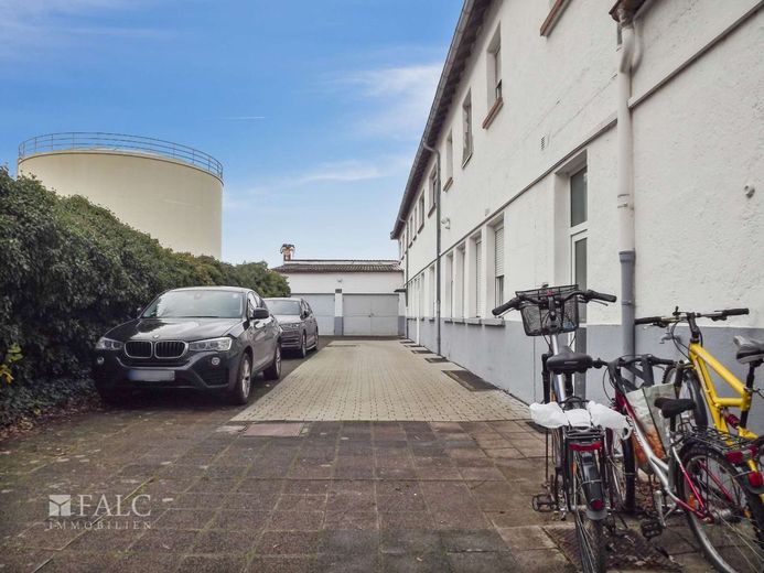 Commercial property with high return and potential – Blick in den Hof