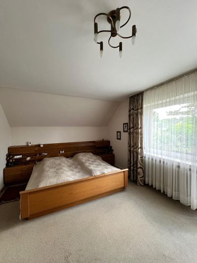 **Bonn-Röttgen - Charmantes Haus mit idyllischem Garten sucht neues Familienglück** - PRIVATVERKAUF – Schlafzimmer