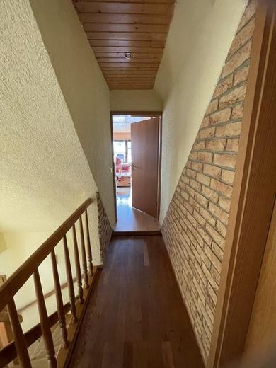 Dom jednorodzinny z mieszkaniem dla gości na przedmieściach, w dolnym biegu doliny Piany, w sercu Pomorza Przedniego – Blick ins Kaminzimmer (DG) 