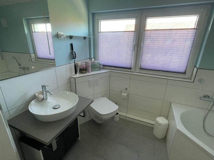 moderne DG-Maisonette, ideal für Familie mit Kind – Bad
