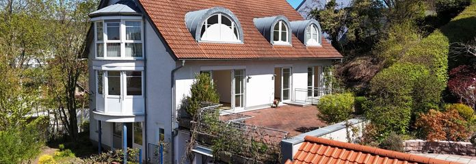Gebäudeansicht mit Terrasse u. Garagen