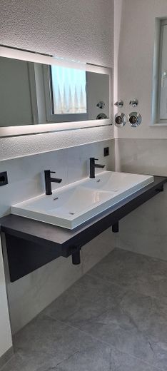 Świeżo wyremontowane/odnowione 3-pokojowe mieszkanie w Gaggenau-Ottenau – Badezimmer Doppel-Waschbecken