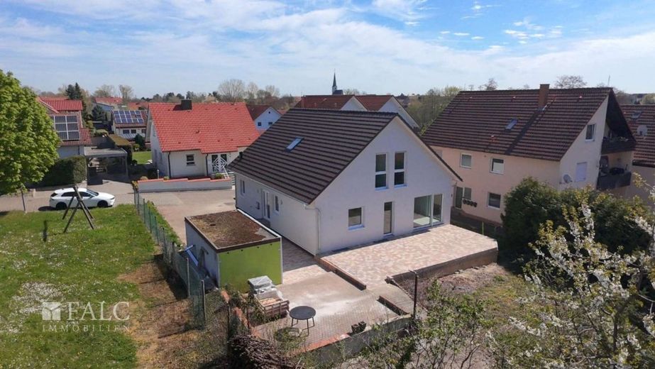 Großzügiger KfW-55-Neubau in begehrter Lage von Hochstadt (Pfalz) – Haus hinten