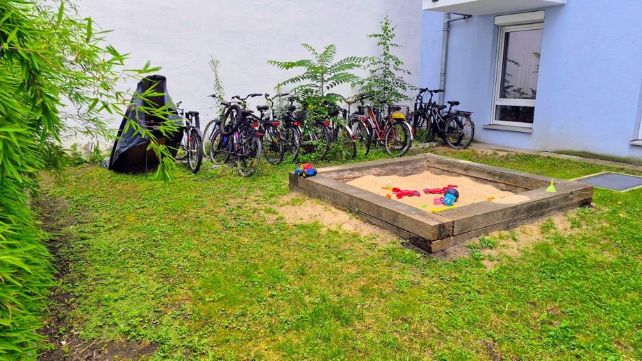 3-Zimmer-Neubauwohnung in Friedrichshain Bezugsfrei ab November 2026 – Fahrradständer mit Sandkasten