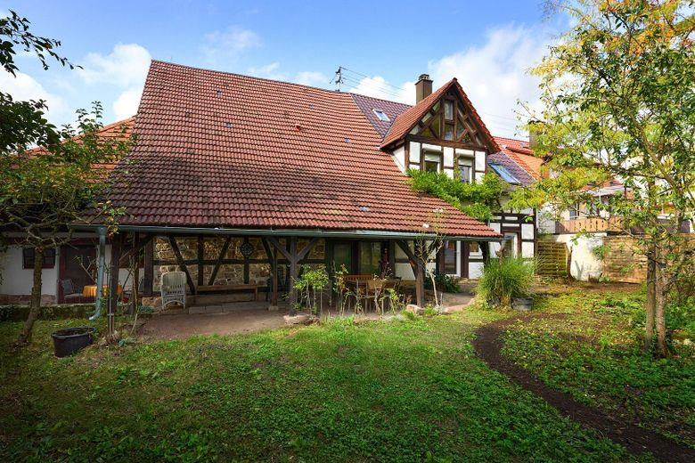 Garten mit überdachtem Platz