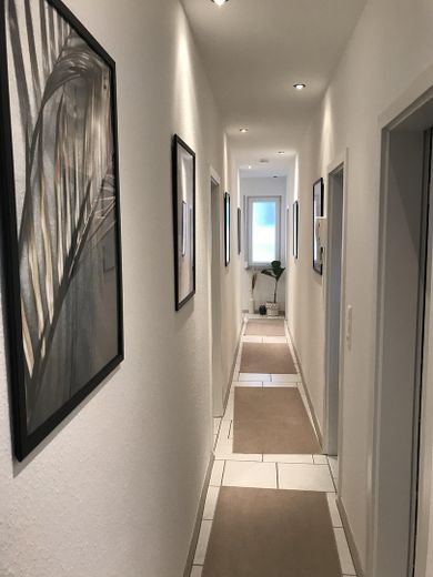 Charmantes Hinterhaus in zentraler Lage mit Stellplatz – ideal für Paar oder Zweier-WG – Flur