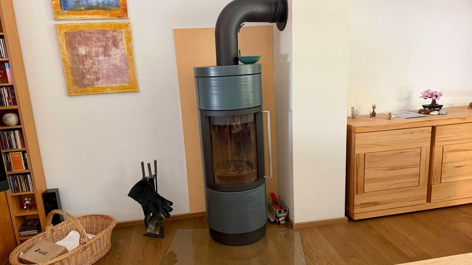 Freistehendes Einfamilienhaus mit Einliegerwohnung – Kaminofen, drehbar, 6 KW